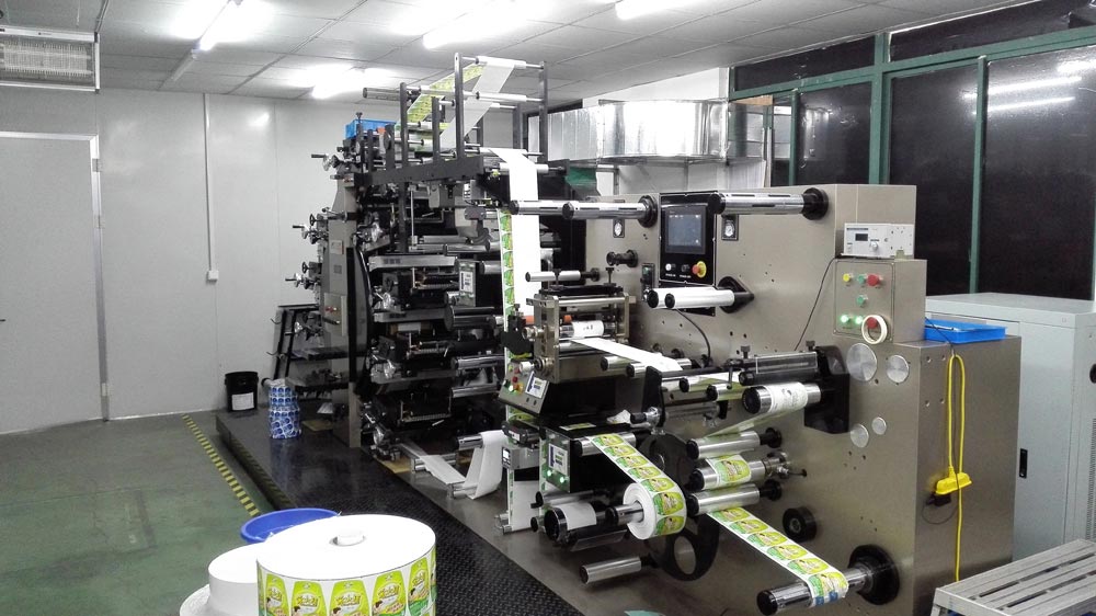 9色(se)（8+1）UV全輪轉不(bu)幹膠标簽(qian)印刷機